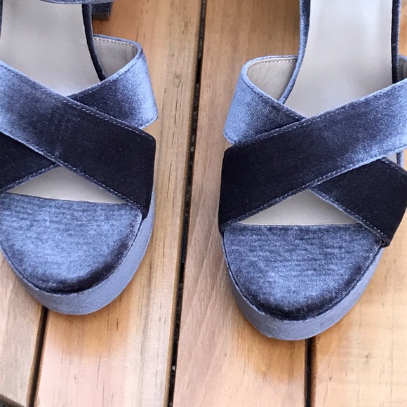 The Mode Collective☀️The Podium Sandal in charcoal - Picture 5 of 9